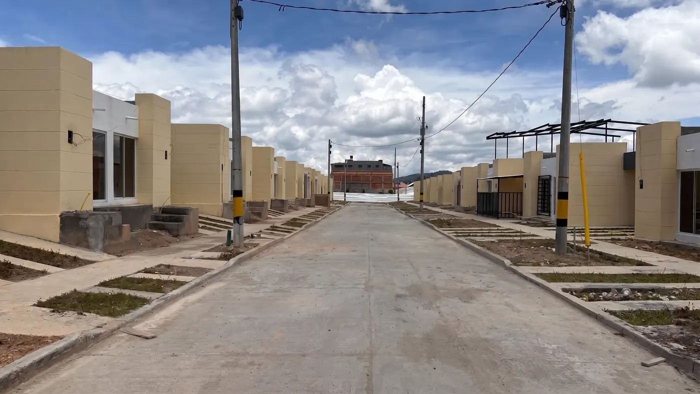 Calle interna de Los Sauces Etapa 1 con las casas terminadas